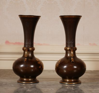 null *Paire de vases à deux anses en métal patiné marron à décor de feuillage doré

H...