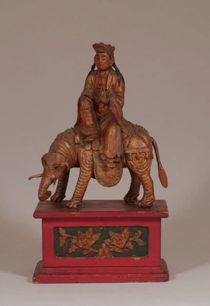 null Sculpture en bois polychrome et doré représentant Bouddha assis sur un éléphant,...