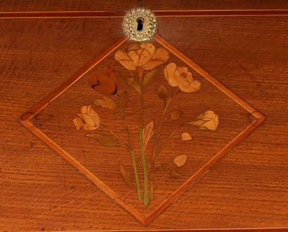 null *Bureau de pente en bois naturel marqueté de fleurs dans un losange à un tiroir...