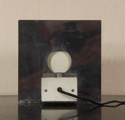null Square wall lamp in chromed metal with round cover

19,5 x 19,5 cm.