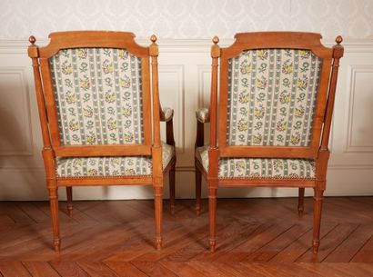null *Suite de quatre chaises et deux fauteuils en bois naturel à dossier droit,...