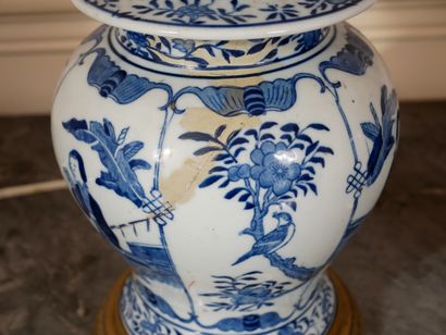 null Lot :

- White-blue porcelain covered baluster vase, China

H: 25.5 cm. (accidents,...