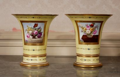 null A pair of tulip vases on a round base in porcelain with a yellow background,...