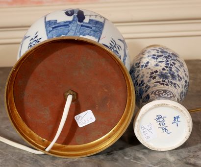 null * Lot :

- Vase balustre couvert en porcelaine blanc-bleue, Chine

H : 25,5...