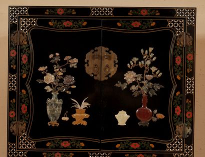 null Armoire de télévisison en bois laqué noir à décor en relief de vases fleuris,...