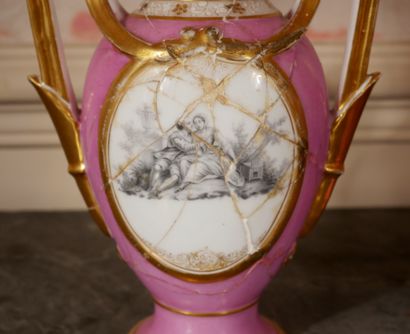 null *Paire de vases à deux anses en porcelaine rose, doré et médaillons à décor...
