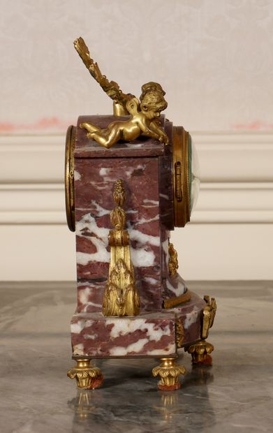 null *Garniture de cheminée en marbre griotte et bronze style Louis XVI comprenant...