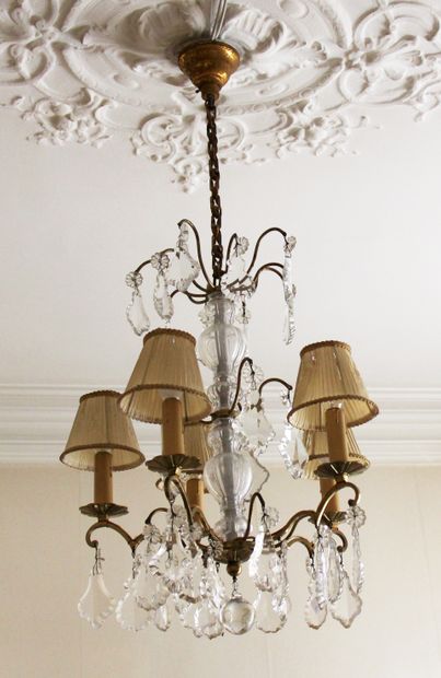 null Metal chandelier with five lights

H: 94 D: 40 cm.