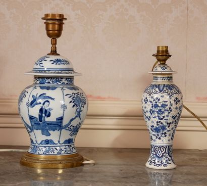 null * Lot :

- Vase balustre couvert en porcelaine blanc-bleue, Chine

H : 25,5...