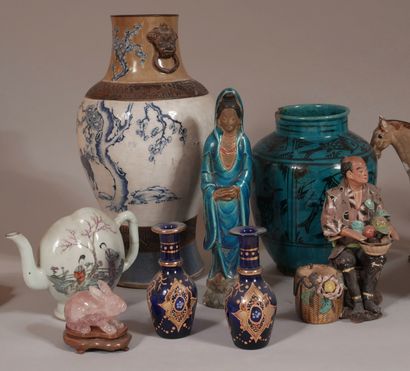 null Lot de vases et sculptures en céramique, verre et divers, Extrême Orient