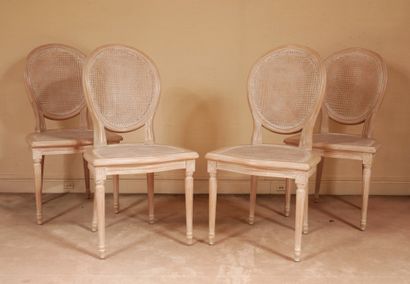 null Quatre chaises cabriolets cannées à dossier médaillon en bois cérusé blanc,...