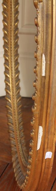 null *Glace ovale en bois stuqué doré à fronton rocaille, fin XIXème s.

120 x 77...