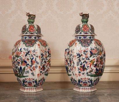 null Pair of covered vases in polychrome earthenware, Delft

H: 36 cm. (chips) (both...