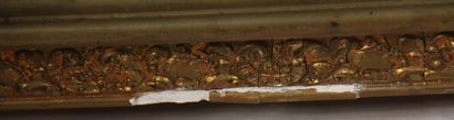 null Glace en bois stuqué redorée à fronton médaillon entouré de rinceaux.

150 x...