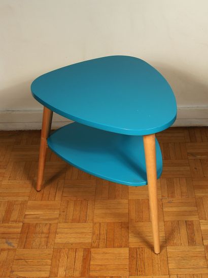 null Coffee table with two turquoise laminate tops, three natural wood legs

H :...