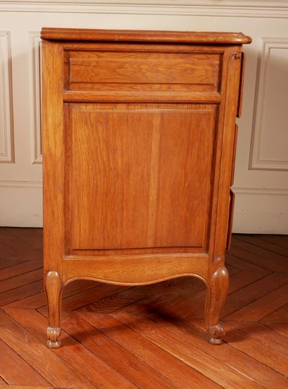 null *Commode en bois naturel à trois tiroirs, style Louis XV

H : 90 L : 111 P :...