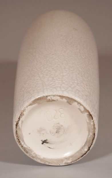 null BOCH

Vase balustre en faïence à glacure beige craquelée, signée

H : 45 cm...
