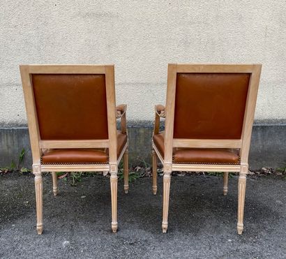 null Suite de six chaises et une paire de fauteuils en bois laqué blanc, garnie de...
