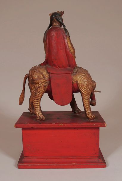 null Sculpture en bois polychrome et doré représentant Bouddha assis sur un éléphant,...