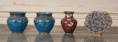 null *Lot :

- Paire de vases en métal cloisonné à décor de feuillage sur fond turquoise,...