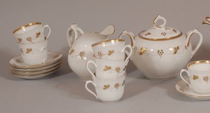 null Partie de service à thé en porcelaine blanche à décor de pampres dorées (ac...