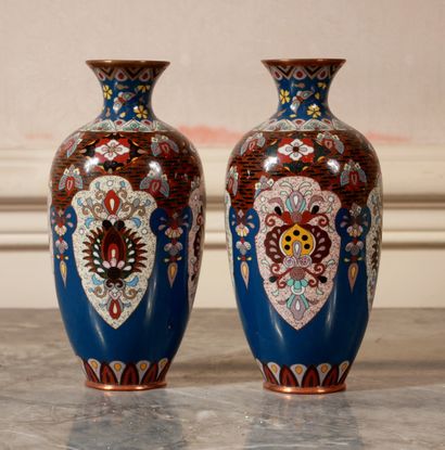 null A pair of cloisonné metal vases, Japan

H: 19 cm.
