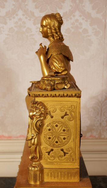 null *Pendule en bronze doré représentant une jeune femme à son bureau, époque Louis...