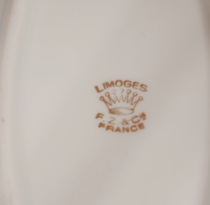 null Partie de service de table en porcelaine blanche à liseret doré, Limoges