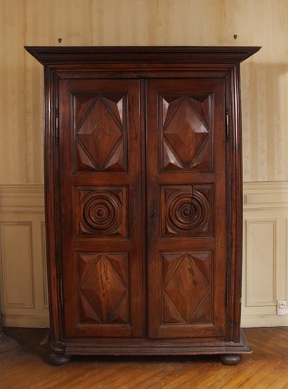 null Walnut cupboard with cut diamond points and umbilicals, antique elements

H...