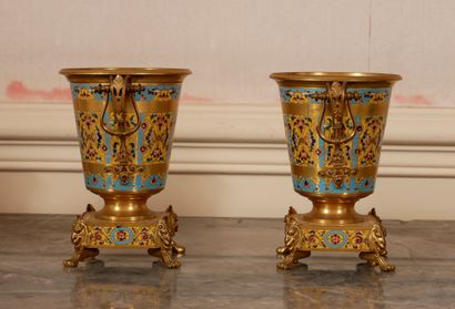 null *Paire de vases quadripodes en bronze cloisonné à décor de feuillage polychrome...
