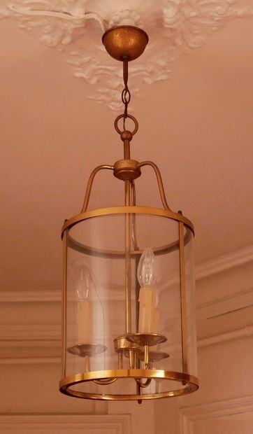 null *Lanterne en métal à trois lumières style Louis XVI

H : 74 D : 25 cm.