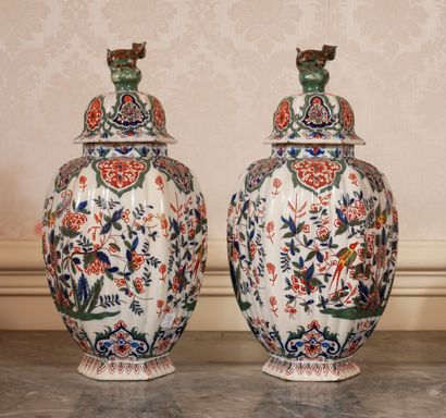 null Pair of covered vases in polychrome earthenware, Delft

H: 36 cm. (chips) (both...
