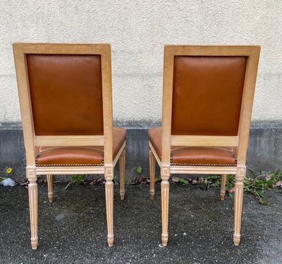 null Suite de six chaises et une paire de fauteuils en bois laqué blanc, garnie de...