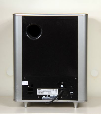 null SAMSUNG

Système Home cinema comprenant une barre centrale modèle HW-H551 et...