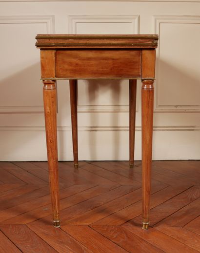 null *Table à jeux en placage d'acajou, style Louis XVI

H : 71 L : 82 P : 40 cm....