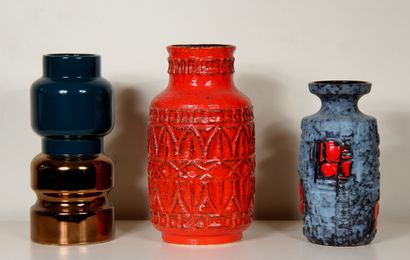 null Lot :

- Vase en céramique à glaçure rouge, Allemagne 

H : 32 cm.

- Vase en...