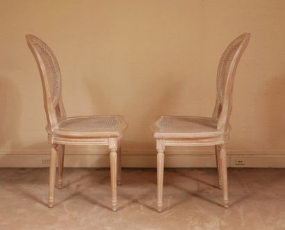 null Quatre chaises cabriolets cannées à dossier médaillon en bois cérusé blanc,...