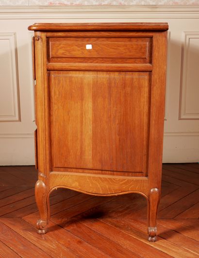 null *Commode en bois naturel à trois tiroirs, style Louis XV

H : 90 L : 111 P :...