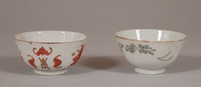 null Deux bols sur talon en porcelaine polychrome à décor de fleurs, Chine

H : 5...