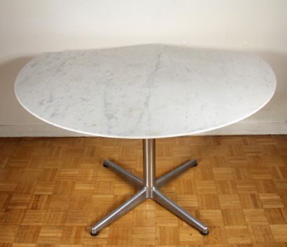 null Dining room table with round top in white marble, cruciform base in chromed...