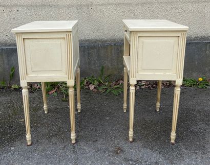 null Pair of white lacquered wood bedside cabinets with one drawer and one locker,...