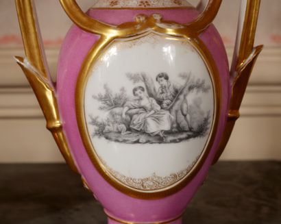 null *Paire de vases à deux anses en porcelaine rose, doré et médaillons à décor...