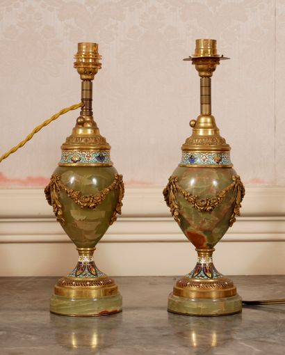 null *Paire de vases balustres en onyx et bronze cloisonné, montée en lampe

H totale...