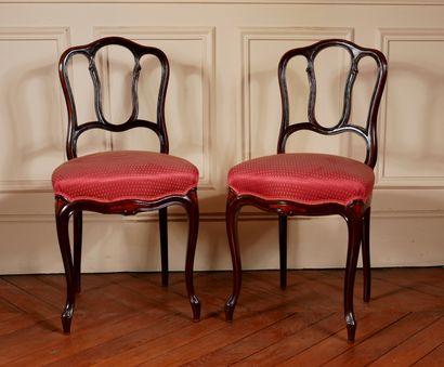 null *Paire de chaises en bois clair et teinté à dossier ajouré, époque Louis Philippe

H...