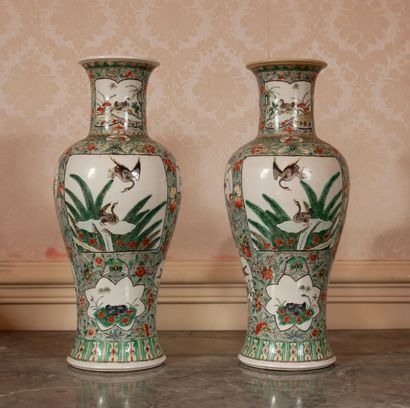 null *Paire de vases balustres en porcelaine polychrome dans le style de la famille...