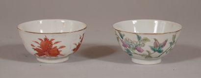 null Deux bols sur talon en porcelaine polychrome à décor de fleurs, Chine

H : 5...