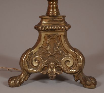 null Pique cierge tripode en bronze monté en lampe

H : 58 cm.