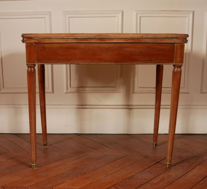 null *Table à jeux en placage d'acajou, style Louis XVI

H : 71 L : 82 P : 40 cm....