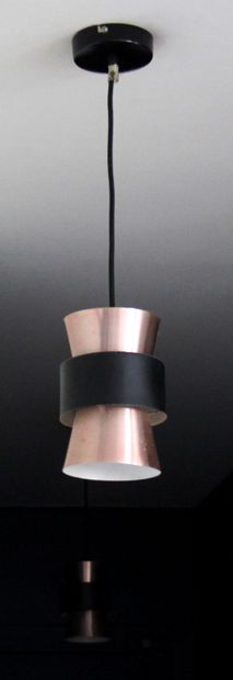 null Paire de suspensions en métal brossé rose et noir mat

H : 54 D : 14 cm.
