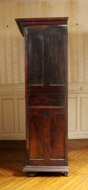 null Walnut cupboard with cut diamond points and umbilicals, antique elements

H...